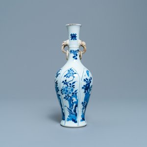 A Chinese blue and white vase with elephant-head handles, Chenghua mark, Kangxi — 照片 1