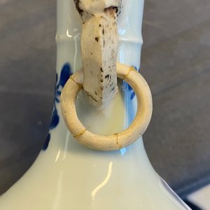 A Chinese blue and white vase with elephant-head handles, Chenghua mark, Kangxi — 照片 11