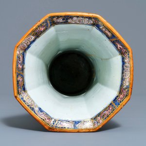 A Chinese blue and white vase with European clobbered decoration, Kangxi — 照片 5