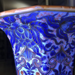 A Chinese blue and white vase with European clobbered decoration, Kangxi — 照片 7