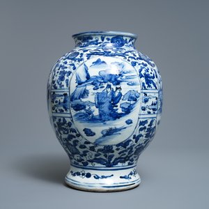 A Chinese blue and white vase with figural design, Wanli — 照片 1