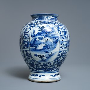 A Chinese blue and white vase with figural design, Wanli — 照片 2