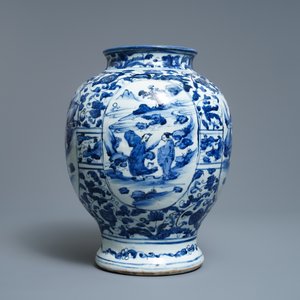 A Chinese blue and white vase with figural design, Wanli — 照片 3