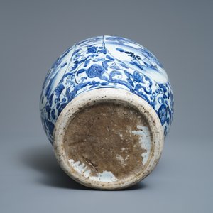 A Chinese blue and white vase with figural design, Wanli — 照片 6