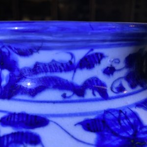A Chinese blue and white vase with figural design, Wanli — 照片 8