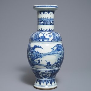 A Chinese blue and white vase with figures in a landscape, 19th C. — 照片 1