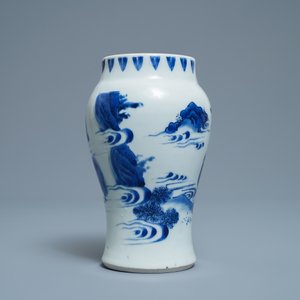 A Chinese blue and white vase with figures in a landscape, Transitional period — 照片 3