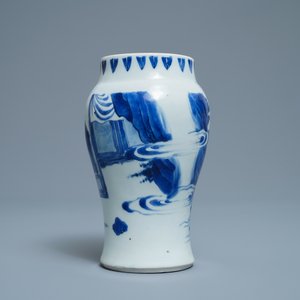 A Chinese blue and white vase with figures in a landscape, Transitional period — 照片 4