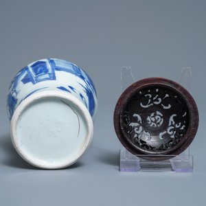 A Chinese blue and white vase with figures in a landscape, Transitional period — 照片 7