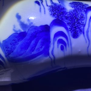 A Chinese blue and white vase with figures in a landscape, Transitional period — 照片 10