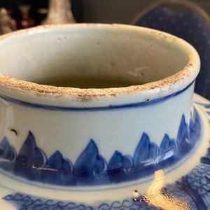 A Chinese blue and white vase with figures in an interior, Kangxi — 照片 12