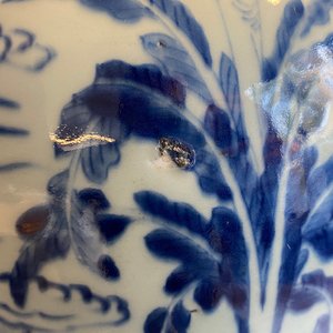 A Chinese blue and white vase with figures in an interior, Kangxi — 照片 15