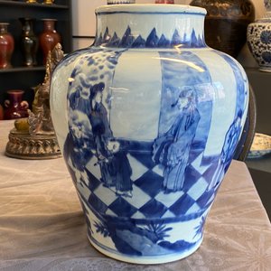 A Chinese blue and white vase with figures in an interior, Kangxi — 照片 17