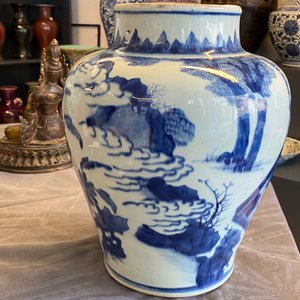 A Chinese blue and white vase with figures in an interior, Kangxi — 照片 19