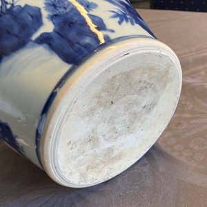 A Chinese blue and white vase with figures in an interior, Kangxi — 照片 20