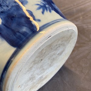 A Chinese blue and white vase with figures in an interior, Kangxi — 照片 21