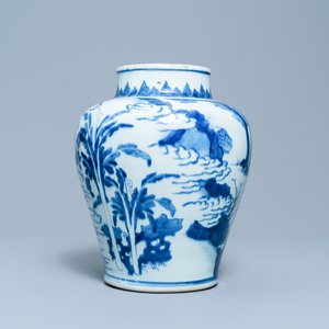 A Chinese blue and white vase with figures in an interior, Kangxi — 照片 3