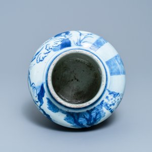 A Chinese blue and white vase with figures in an interior, Kangxi — 照片 6