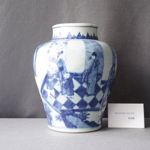 A Chinese blue and white vase with figures in an interior, Kangxi — 照片 7