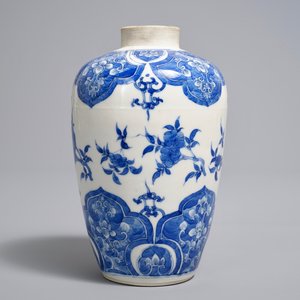 A Chinese blue and white vase with floral design, 18/19th C. — photo 3
