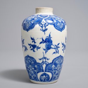 A Chinese blue and white vase with floral design, 18/19th C. — photo 4