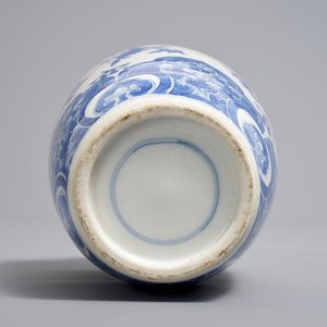 A Chinese blue and white vase with floral design, 18/19th C. — photo 5