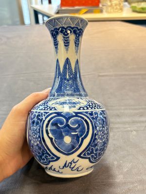 A Chinese blue and white vase with floral design, 19th C. — foto 1