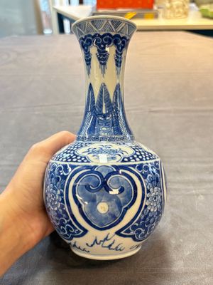 A Chinese blue and white vase with floral design, 19th C. — foto 2
