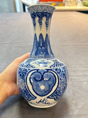 A Chinese blue and white vase with floral design, 19th C. — foto 3