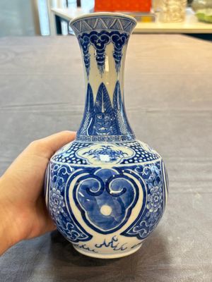 A Chinese blue and white vase with floral design, 19th C. — foto 4