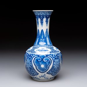 A Chinese blue and white vase with floral design, 19th C. — foto 1