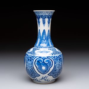 A Chinese blue and white vase with floral design, 19th C. — foto 2