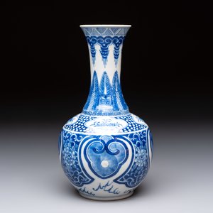 A Chinese blue and white vase with floral design, 19th C. — foto 3