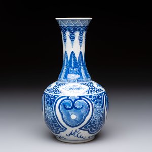 A Chinese blue and white vase with floral design, 19th C. — foto 4