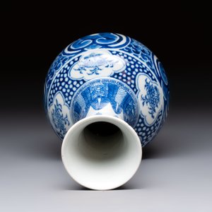A Chinese blue and white vase with floral design, 19th C. — foto 5