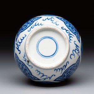 A Chinese blue and white vase with floral design, 19th C. — foto 6