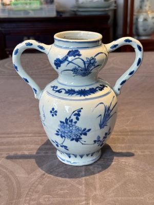 A Chinese blue and white vase with floral design and two handles, Transitional period — photo 1