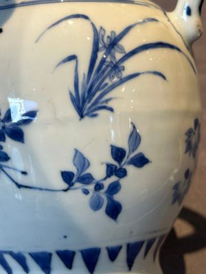 A Chinese blue and white vase with floral design and two handles, Transitional period — photo 11