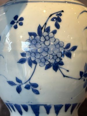A Chinese blue and white vase with floral design and two handles, Transitional period — photo 12