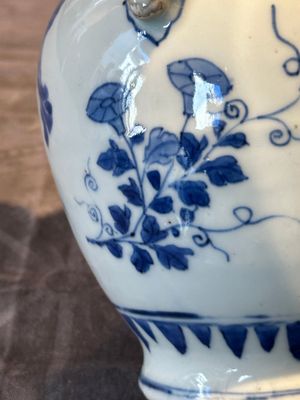 A Chinese blue and white vase with floral design and two handles, Transitional period — photo 13