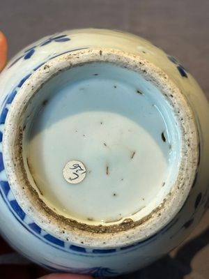 A Chinese blue and white vase with floral design and two handles, Transitional period — photo 14