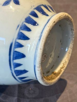 A Chinese blue and white vase with floral design and two handles, Transitional period — photo 15