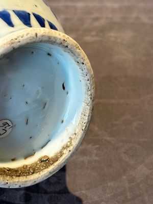 A Chinese blue and white vase with floral design and two handles, Transitional period — photo 16