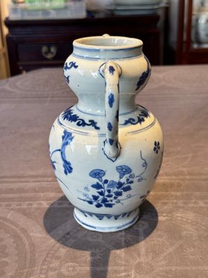 A Chinese blue and white vase with floral design and two handles, Transitional period — photo 2