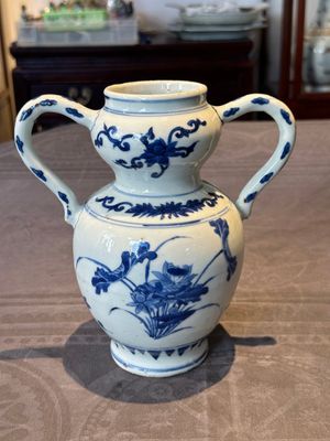 A Chinese blue and white vase with floral design and two handles, Transitional period — photo 3