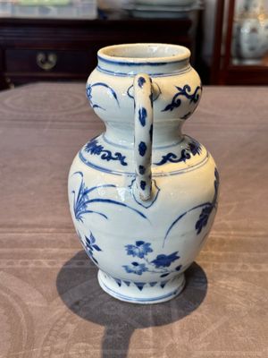 A Chinese blue and white vase with floral design and two handles, Transitional period — photo 4