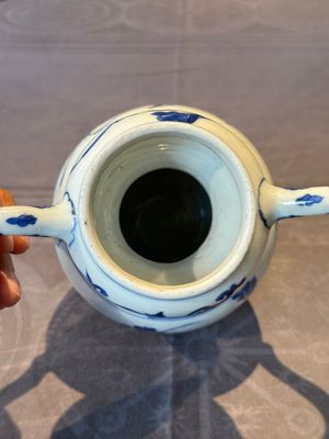 A Chinese blue and white vase with floral design and two handles, Transitional period — photo 5