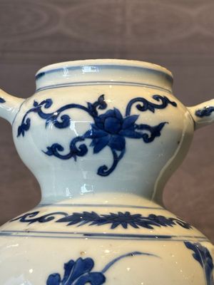 A Chinese blue and white vase with floral design and two handles, Transitional period — photo 6