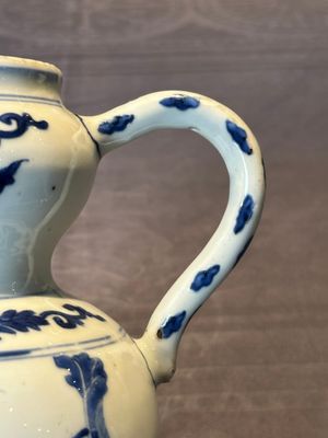 A Chinese blue and white vase with floral design and two handles, Transitional period — photo 7
