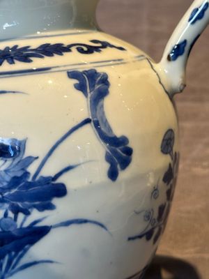 A Chinese blue and white vase with floral design and two handles, Transitional period — photo 8
